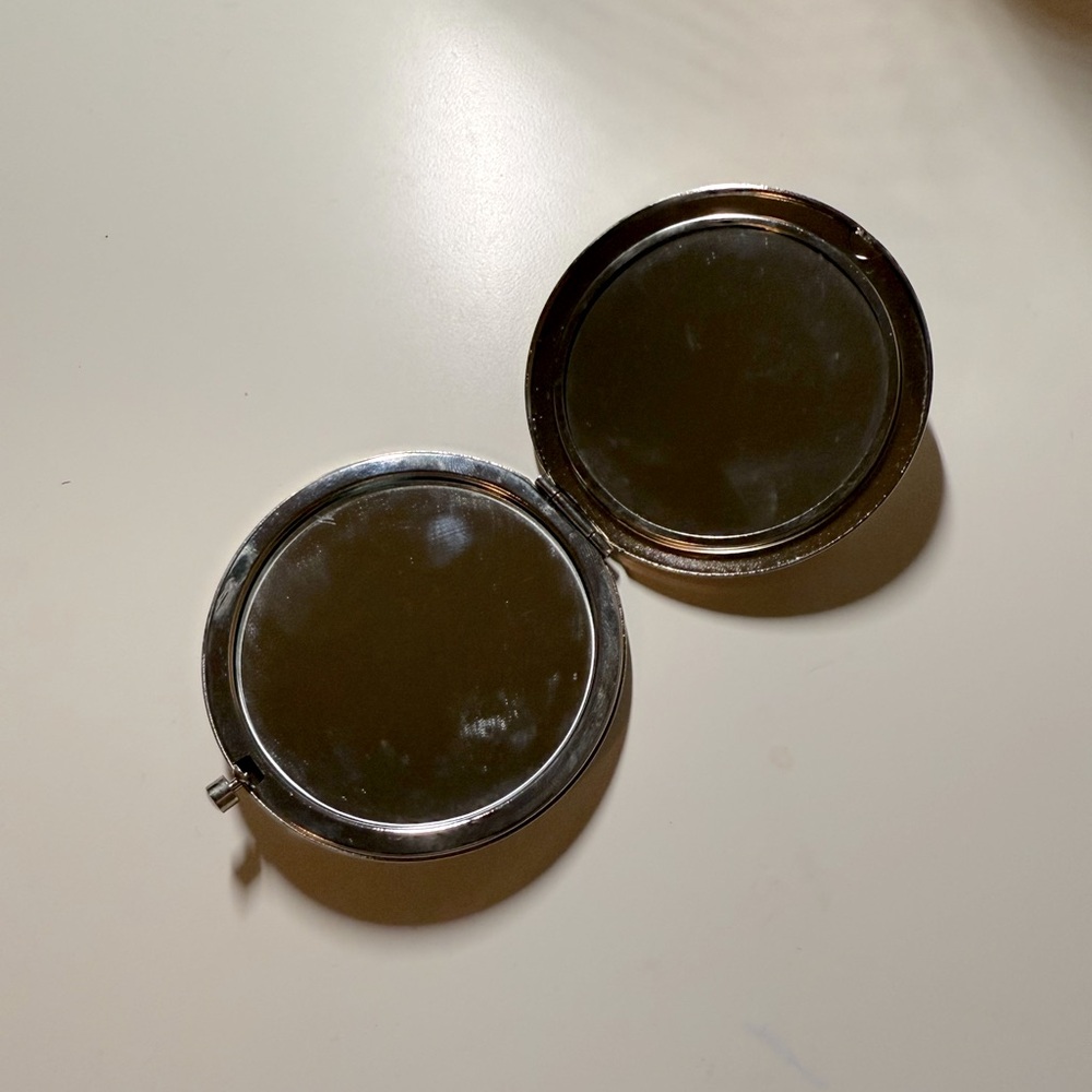 Compact Mirror - Picture 2 of 3